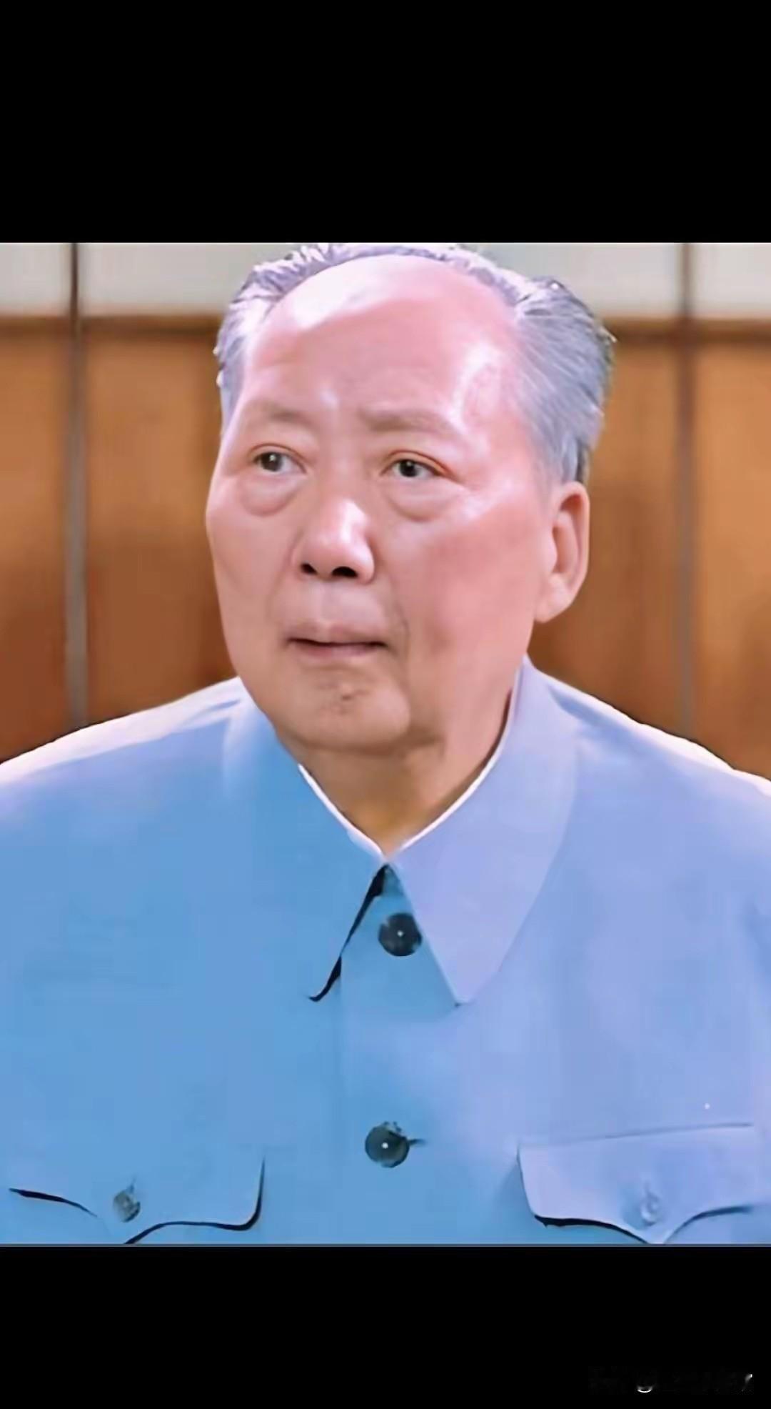 照片拍摄于1973年，当时毛主席已80岁高龄，这是他晚年公开影像中较为经典的一帧