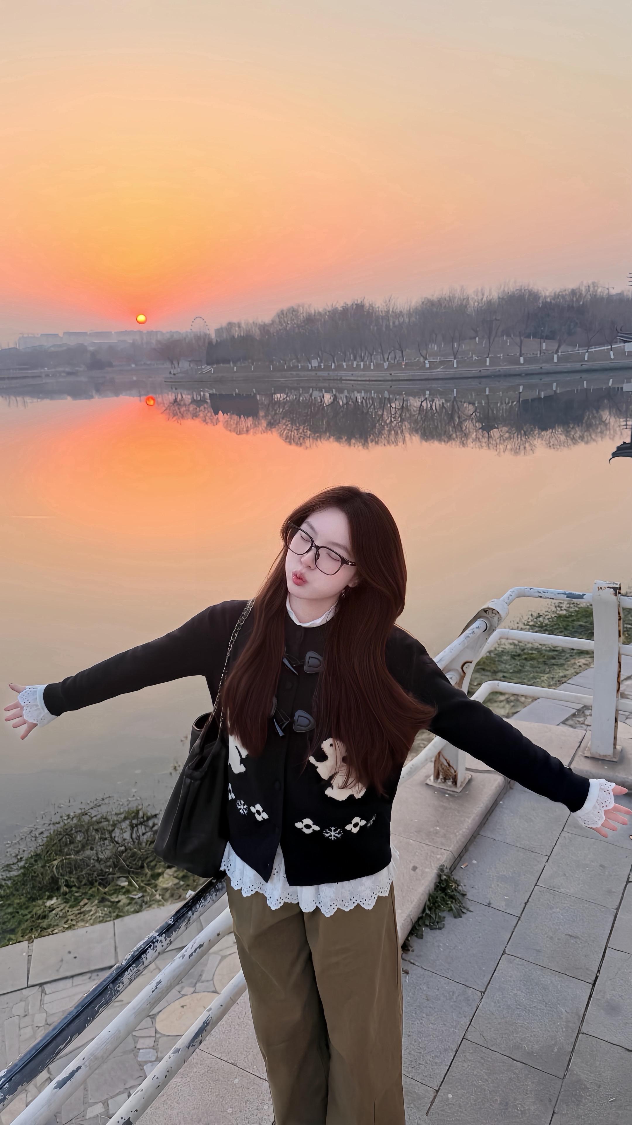 老己 这一年你很纯粹的在做妈妈 白纸一张逐渐丰盈 你把你的孩子照顾的极...