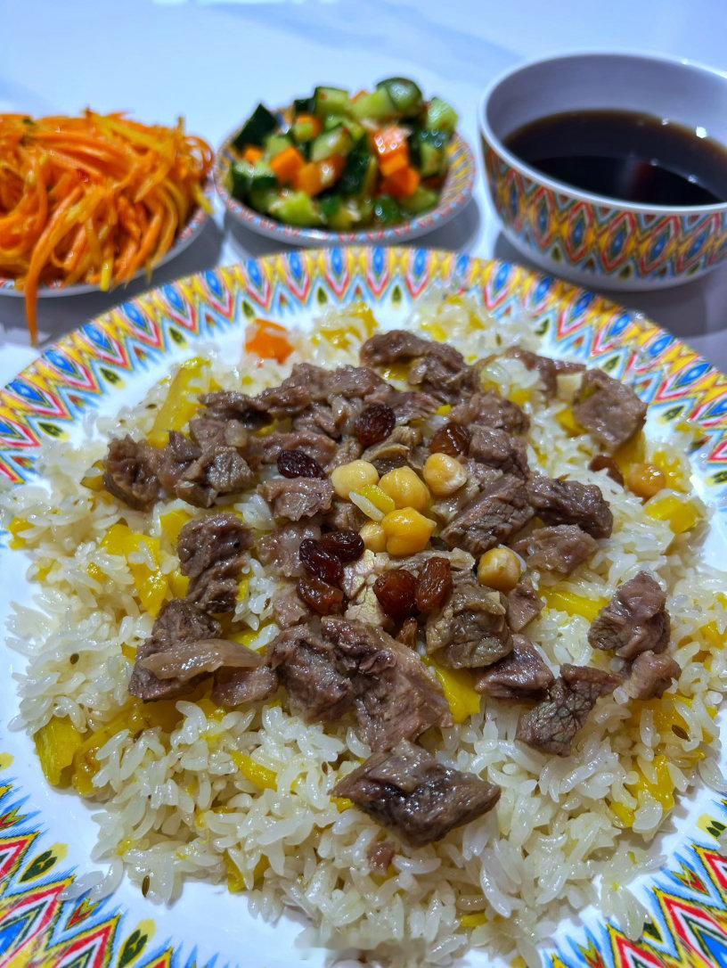 酒店前台的维族姑娘，都说14点才是他们的午饭时间，但是我得抓紧。就近吃饭，附近有