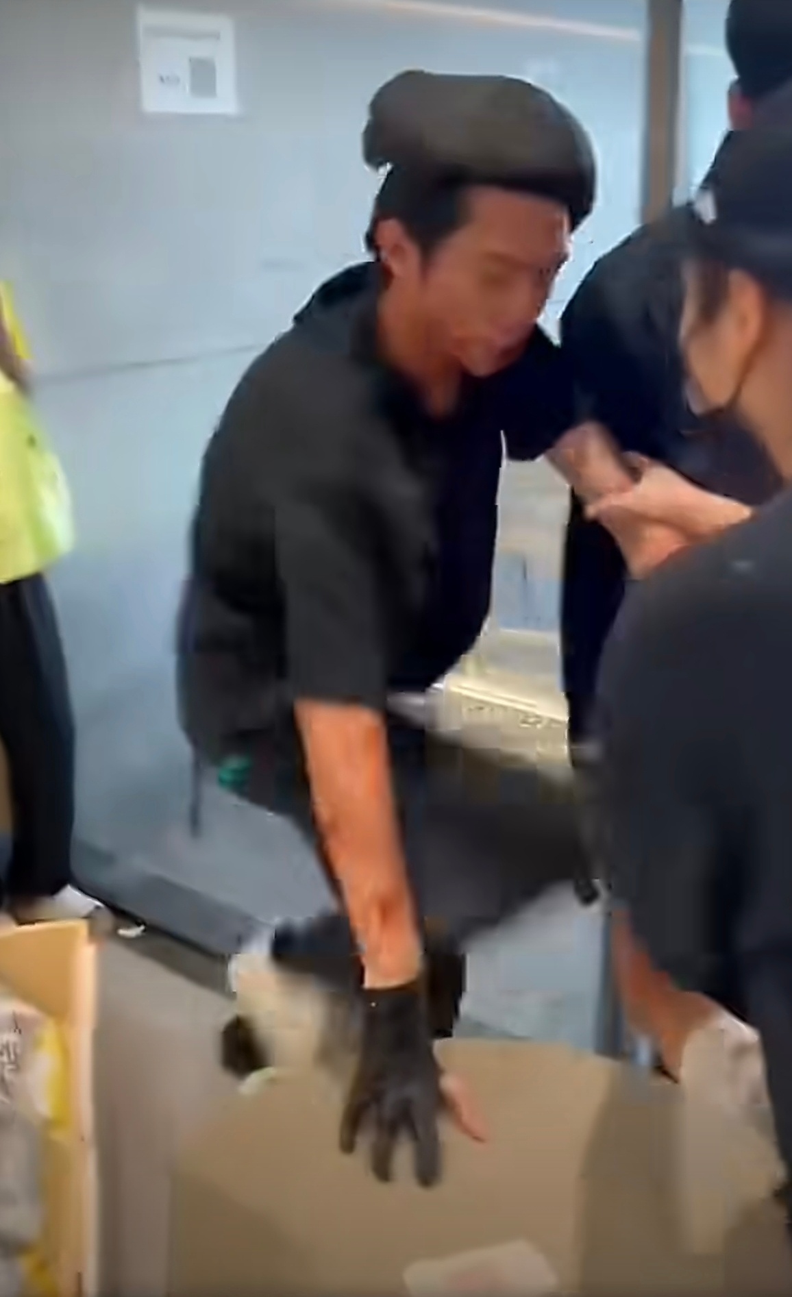 爷爷不泡茶 店员打人天呐，去年的事，不管怎么样，打人就是不对，还打的那么严重，一