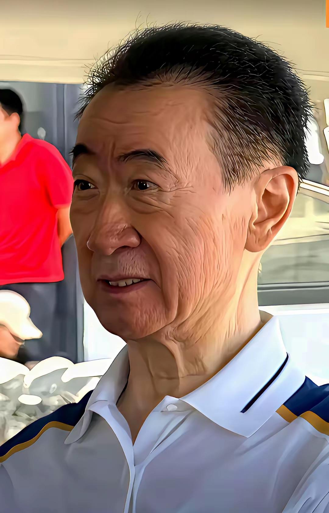 七十多岁的老王，早年在生意场也算风光，如今却被时运磋磨，近年投资接连失利，亏了不