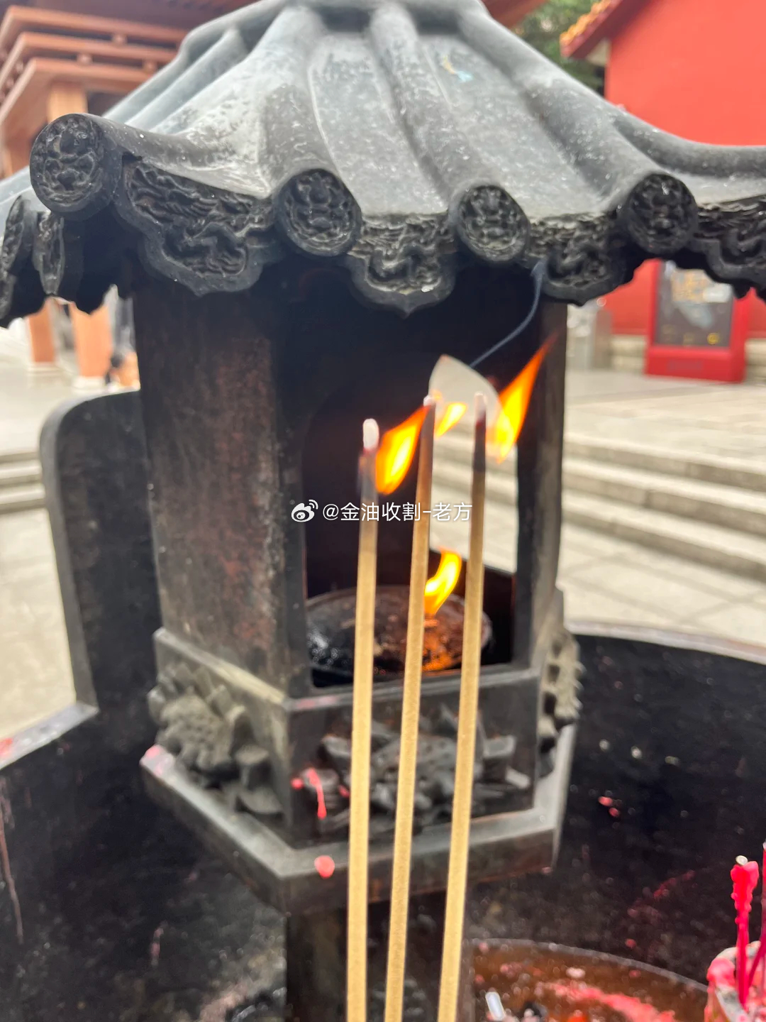 各位早！今天既是正月十五元宵，又是上香日，一早来庙里烧香祈福了。没别的，就求个心