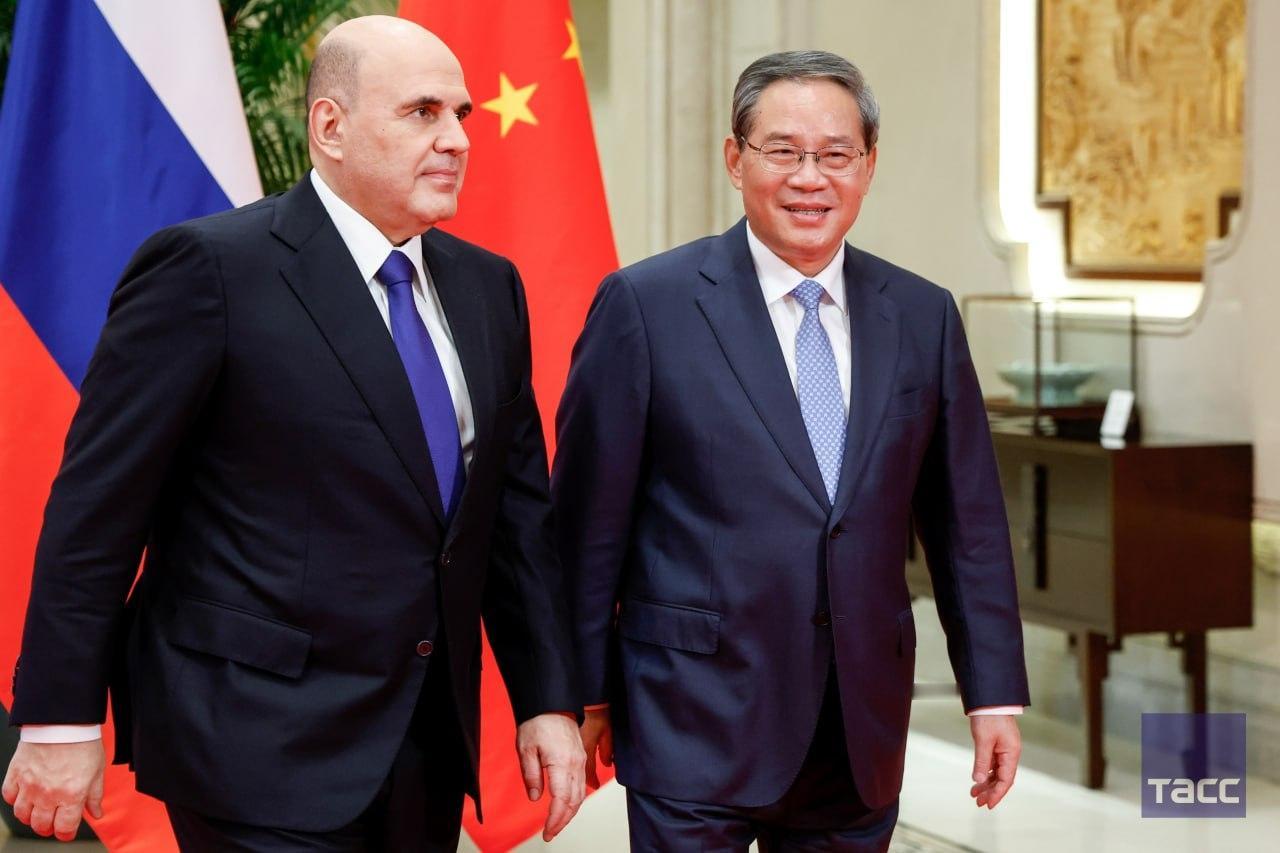 塔斯社11月3日报道称，中俄总理第三十次定期会晤在杭州举行。
俄罗斯总理米哈伊尔