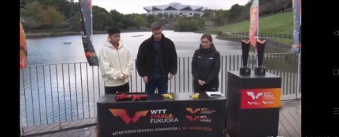 日本这是穷疯了吧，办不起就别办。
福冈总决赛抽签仪式小日本竟然搞在室外，这大风刮