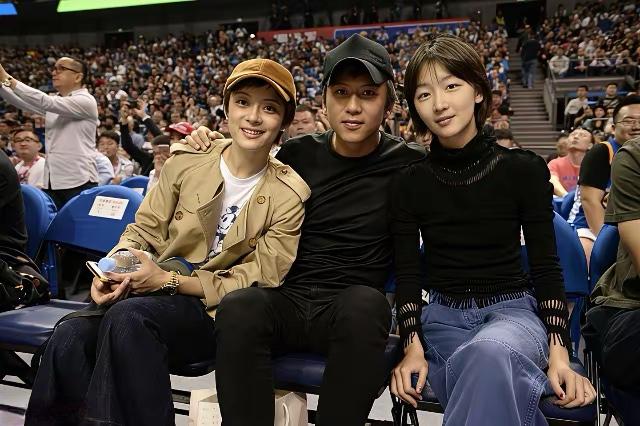 邓超、孙俪与周冬雨的合影，2017年，邓超、孙俪夫妇看球赛，正好旁边坐着的是新晋