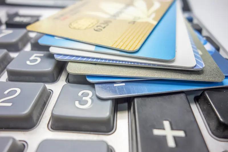 特朗普推10%利率信用卡这事儿，成功难度不小。从市场反应看，当地时间1月13日，