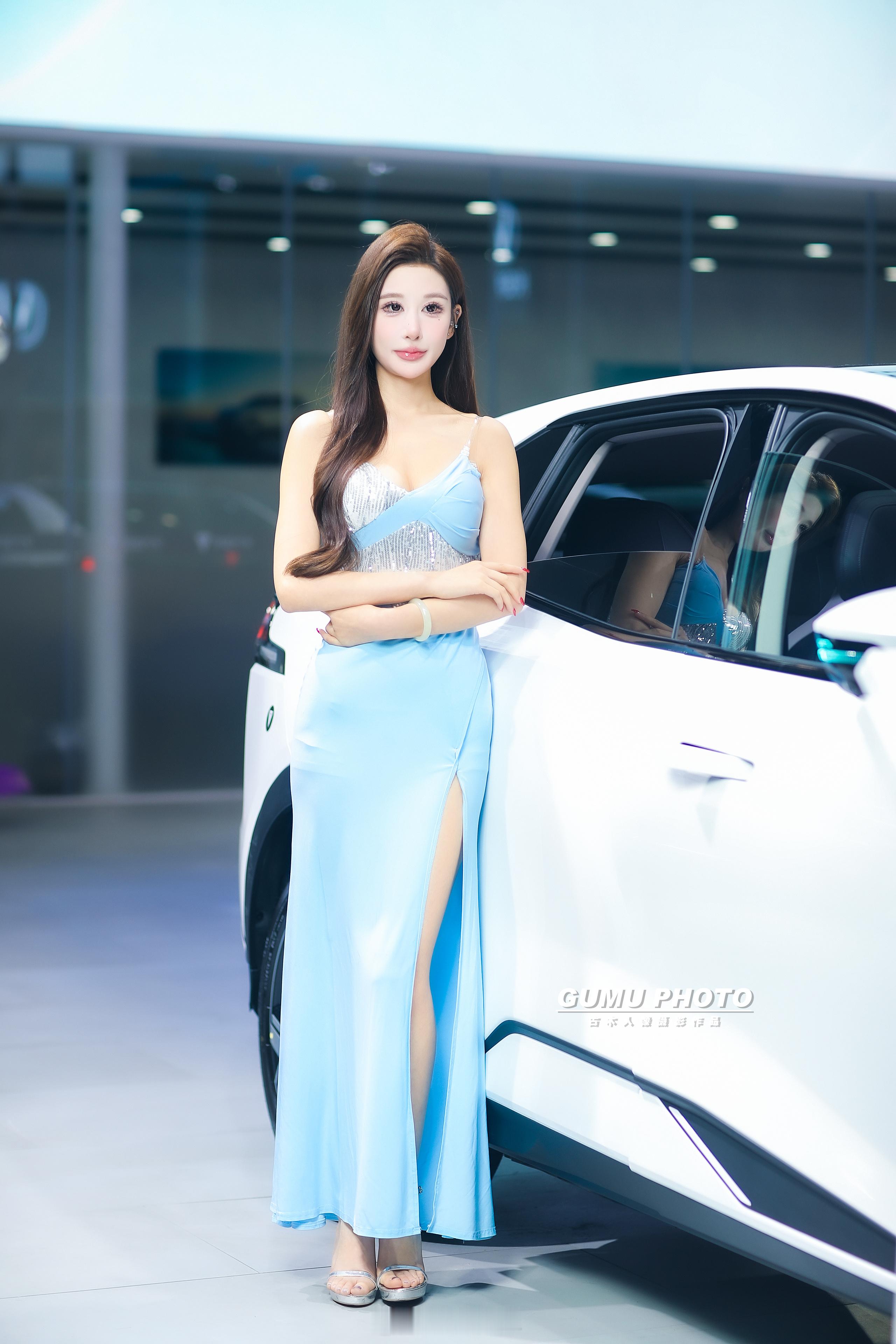 2025重庆汽车消费节比亚迪展台模特小姐姐2025重庆汽车消费节 