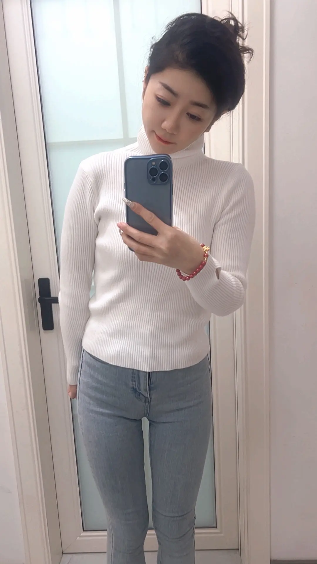 这年终究还是一个人在外面过了，看窗外万家灯火，却没有一盏为我而亮