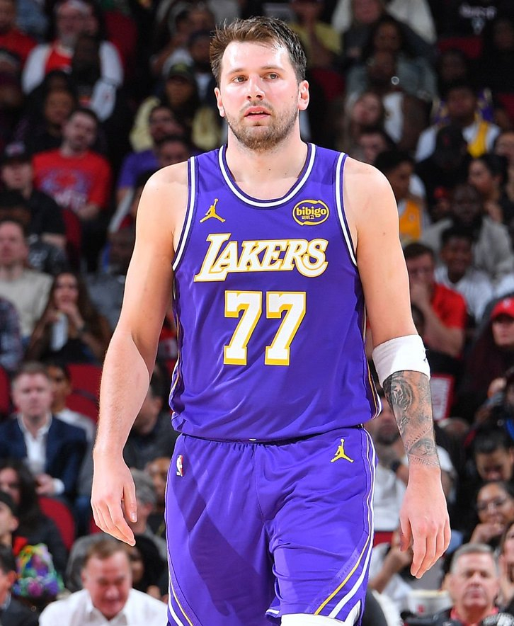 湖人在半场时对东契奇的腿筋进行了检查、治疗，并批准他重返赛场。洛杉矶湖人