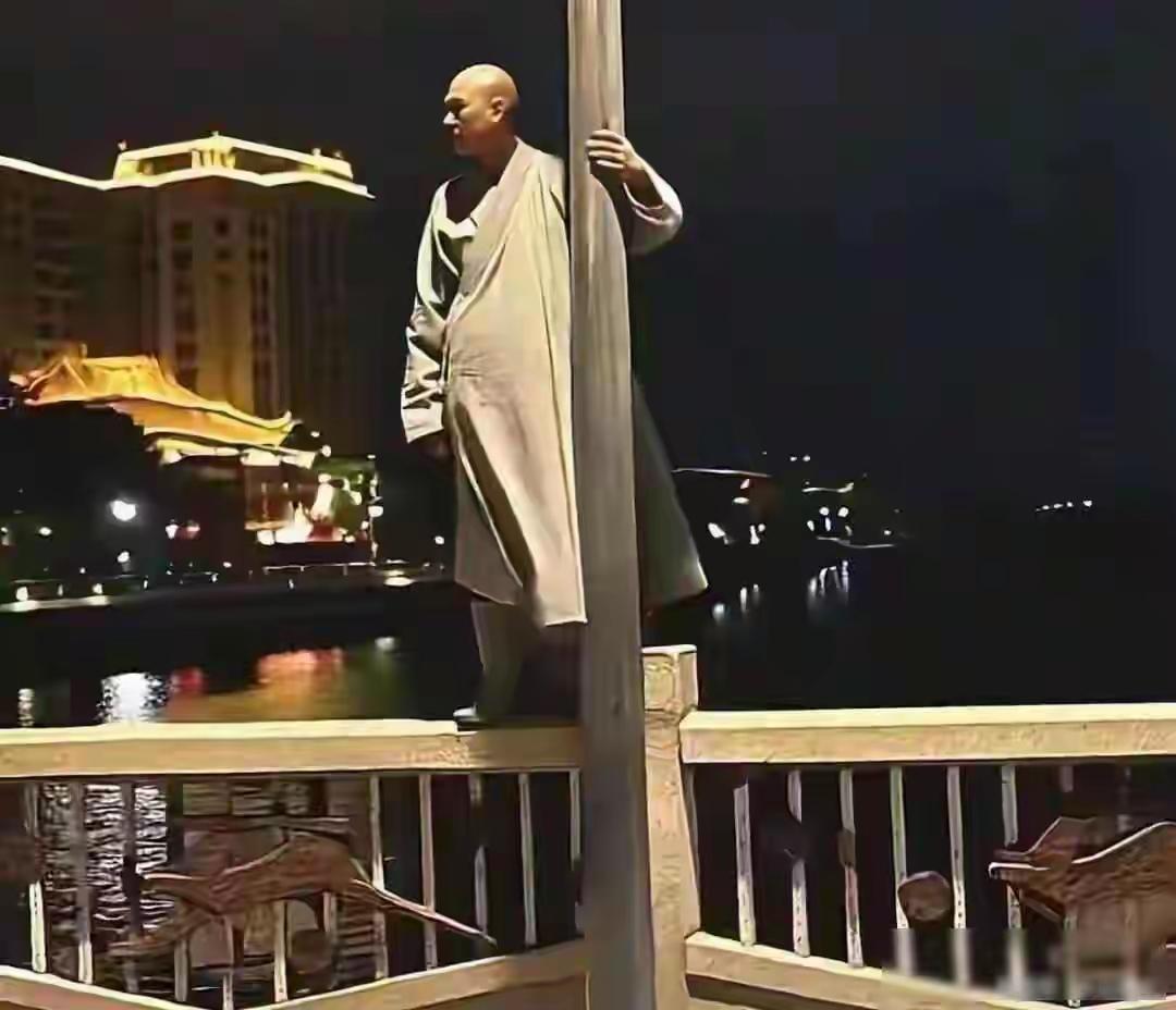 吴川回归寺的“扶灯大师”释静觉这事挺让人好奇的，是什么让一个出家人看破红尘欲跳河