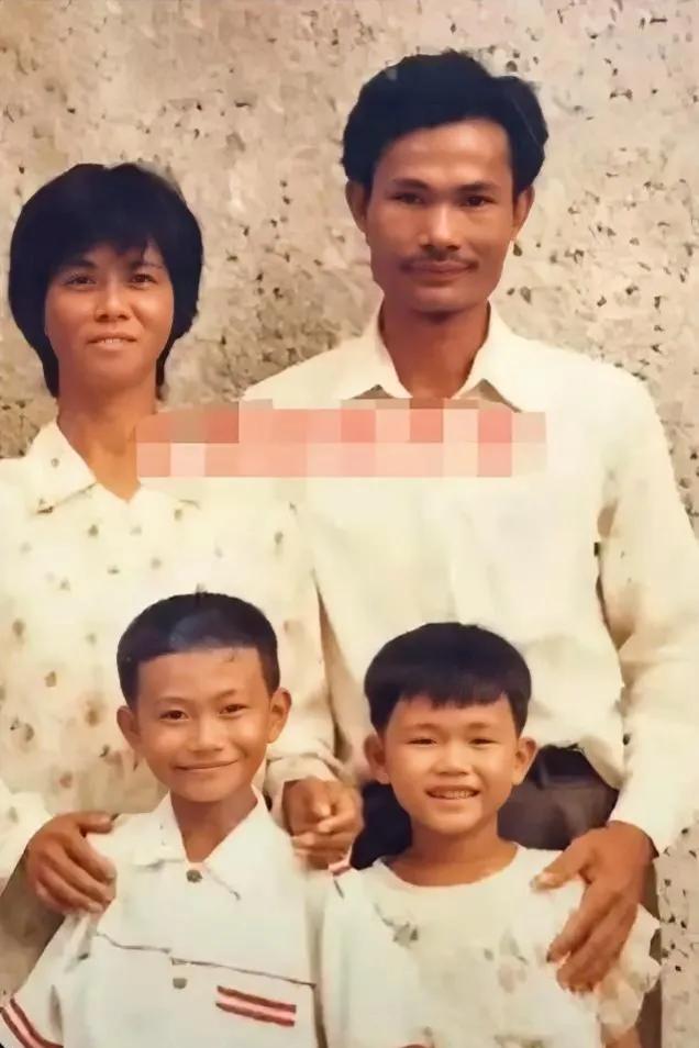 80年代，林正英的全家福，照片中的人是他的妻子郑冰冰，儿子林家耀和女儿林式瓦。
