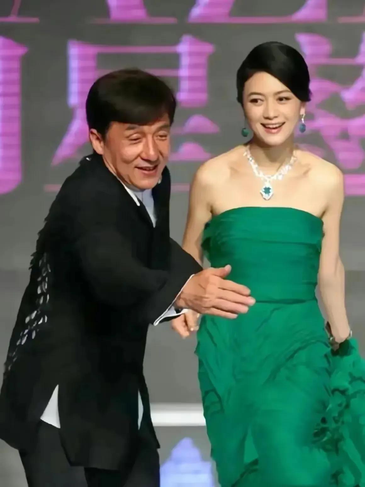 哇，她真的好有魅力！看来这位美女的面子是真大，竟然连成龙都对她礼貌有加，你知道她