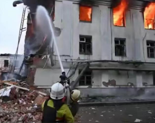 “如果敢打乌克兰，那么我就炸莫斯科，如果中方收复台湾，那么我就炸北京”，这是特朗