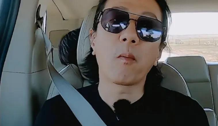 郑钧指着窗外对刘芸说：看，我的长发是马群甩动的鬃毛。
妻子问他为什么留长发。
他