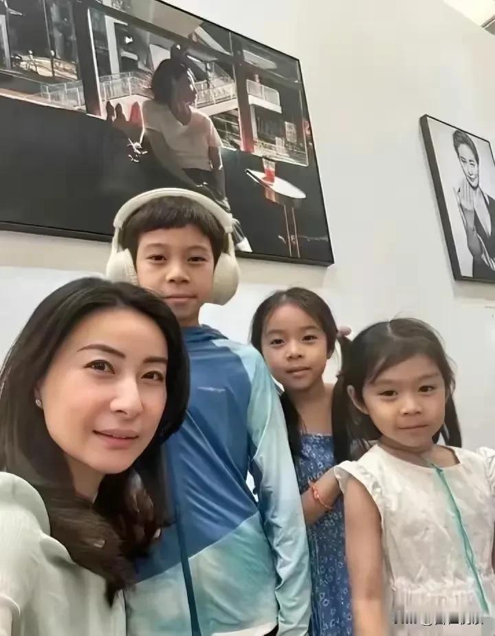 霍家的基因也太强大了
郭晶晶和霍启刚的三个娃

一个比一个俊俏
一个比一个长得像