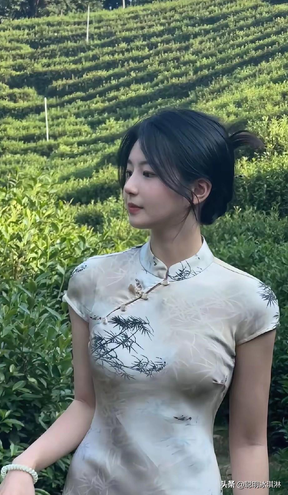 茶园中的优雅少女，绿意盎然，清新脱俗。