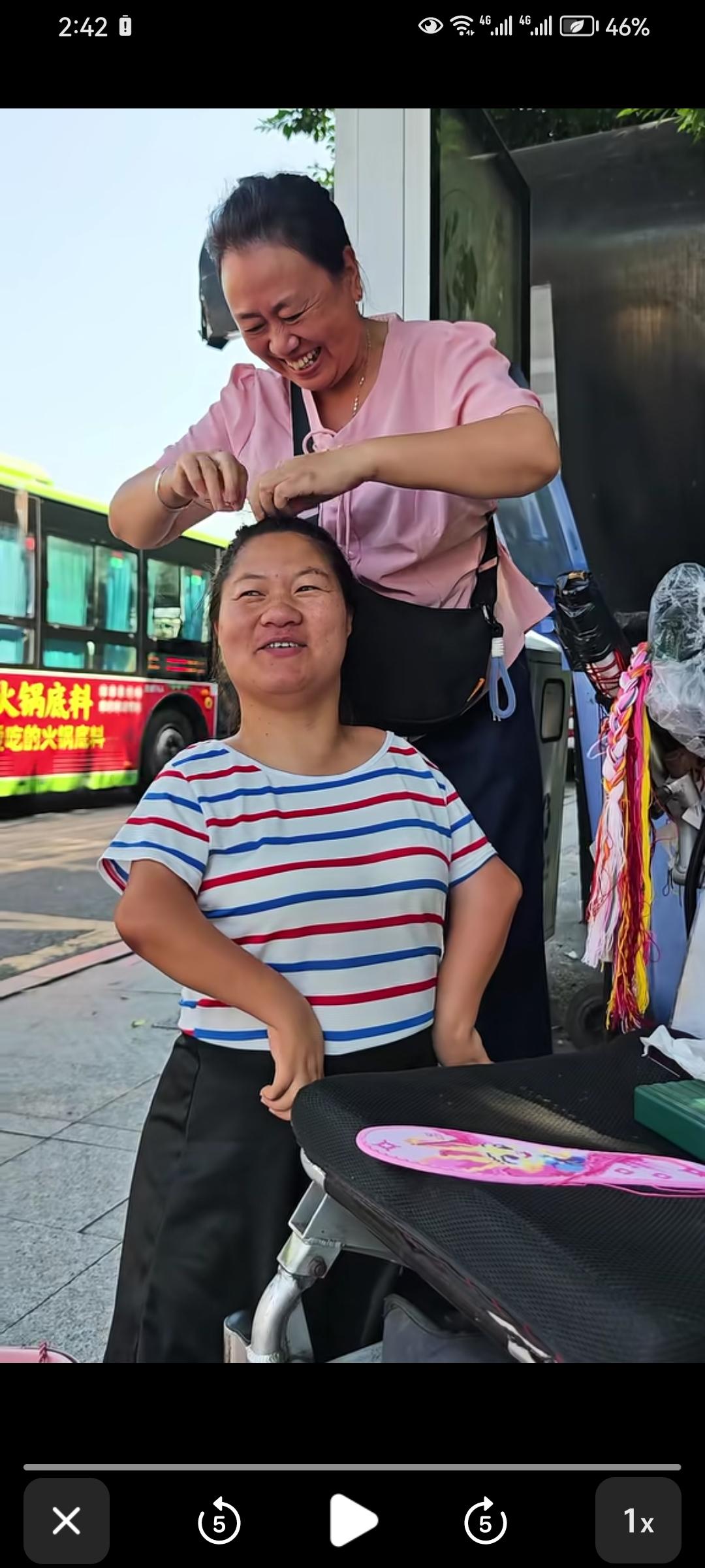 39度高温下，她用嘴绣鞋垫，一天赚15块，供两个女儿读书
 
重庆江津的街头，3