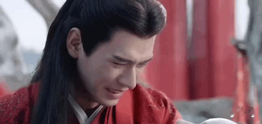 乌鸦一次带走四块饼干智商绝了    哭死，比地主家的傻大儿聪明太多了 