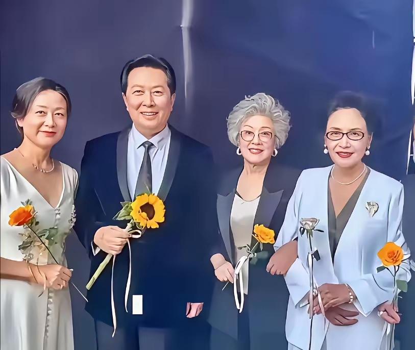 四位老戏骨同框。我只认出了两个姓宋的，一位是宋春丽，另一位宋晓英两姐妹。另外二人