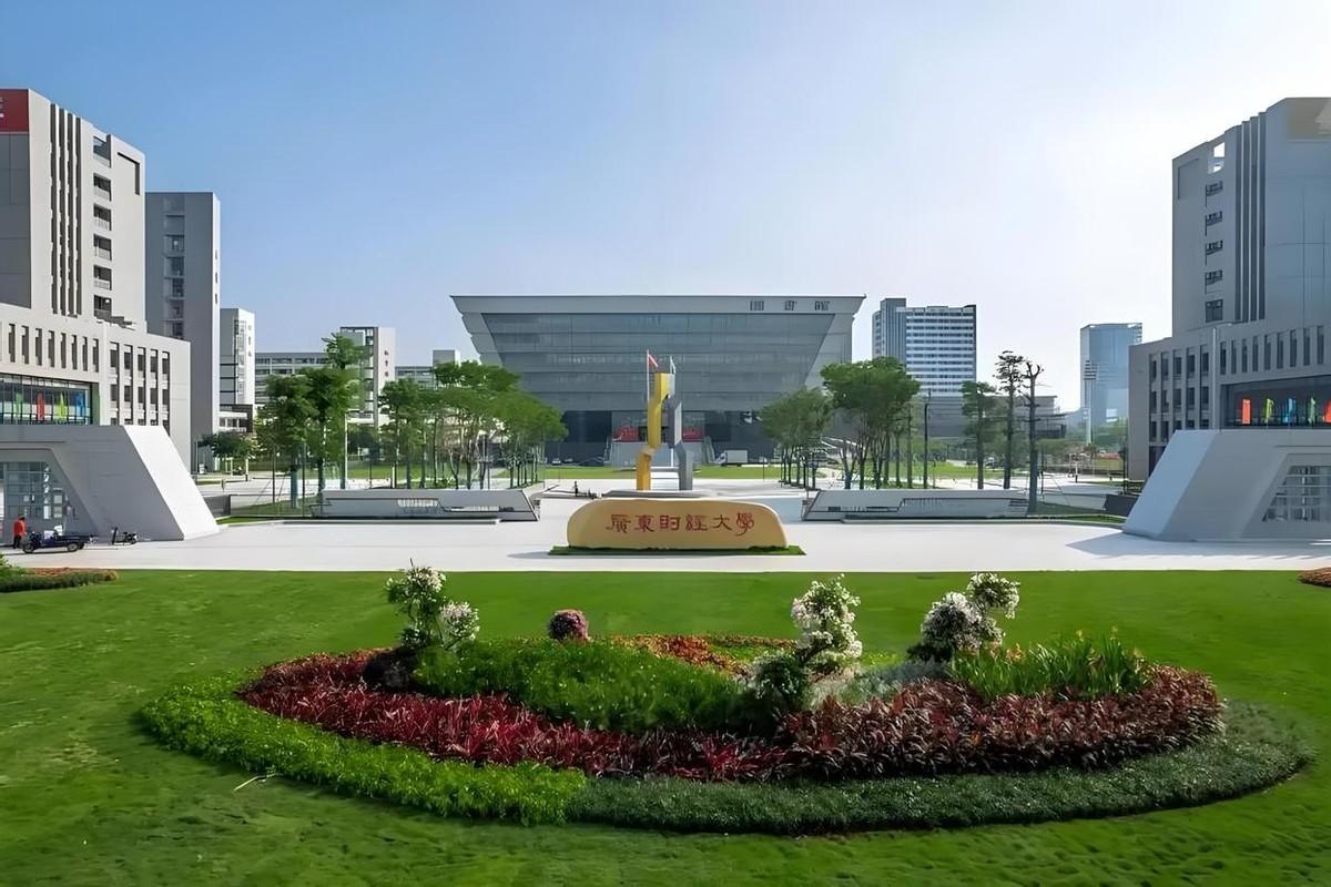 广东财经大学2025届毕业生，每四个人里就有一个进了体制内。
9236个年轻人从