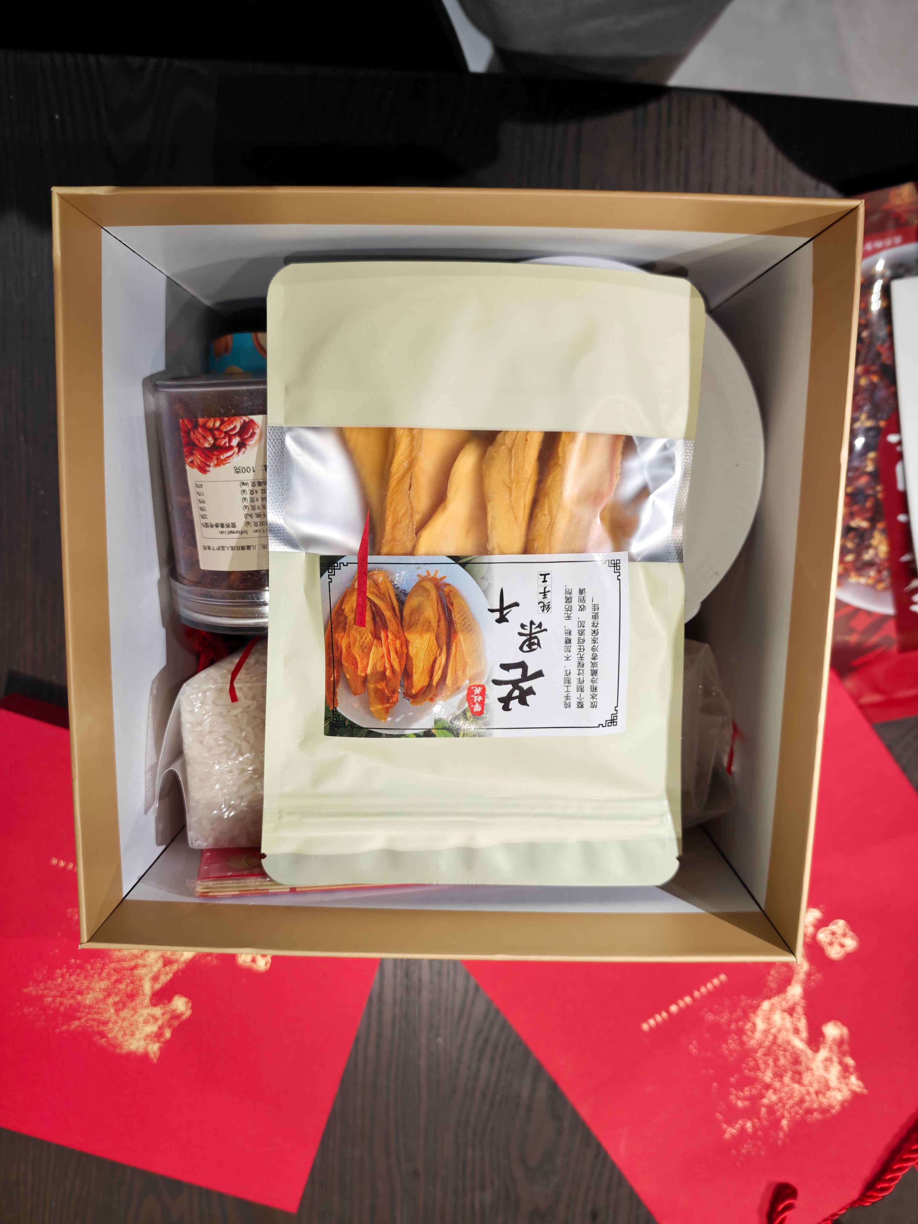 昨晚回家，显示收到礼物。本以为是我江浙沪的兄弟送的，因为前几天有个朋友说要送我一