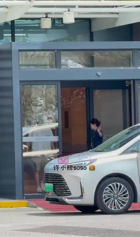 2026.7.14许凯飞机抵达上海
宝宝一出来就被吓一跳，太可爱了🥰

Cr：