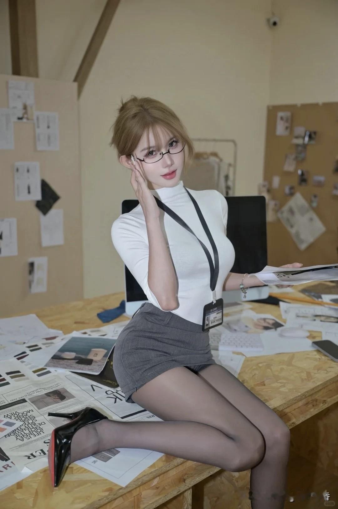 白色与灰色碰撞出的秘书装，你愿意和她一起上班到老吗？