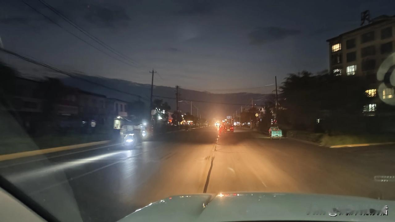#万能生活指南#看云不是山，回家过中秋路上遇到的怪天气，一片黑云。