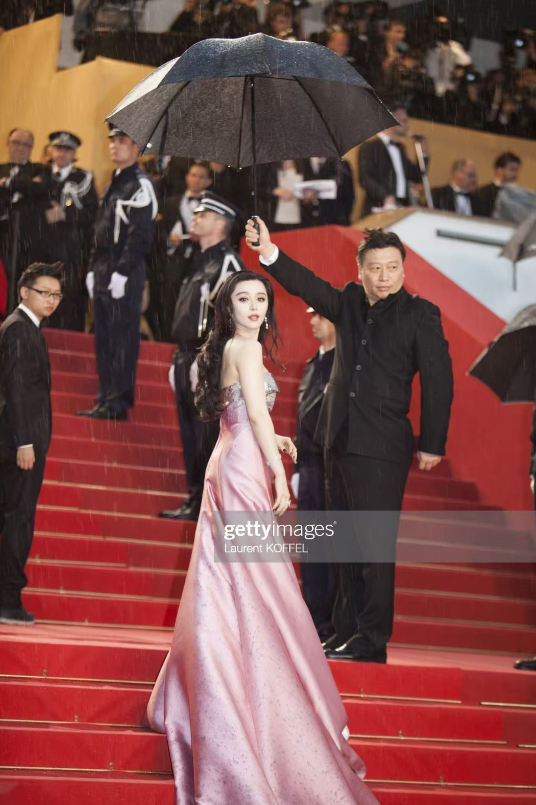 红台阶上的滴滴答答滴滴    在下竟然着了迷  恍了神 