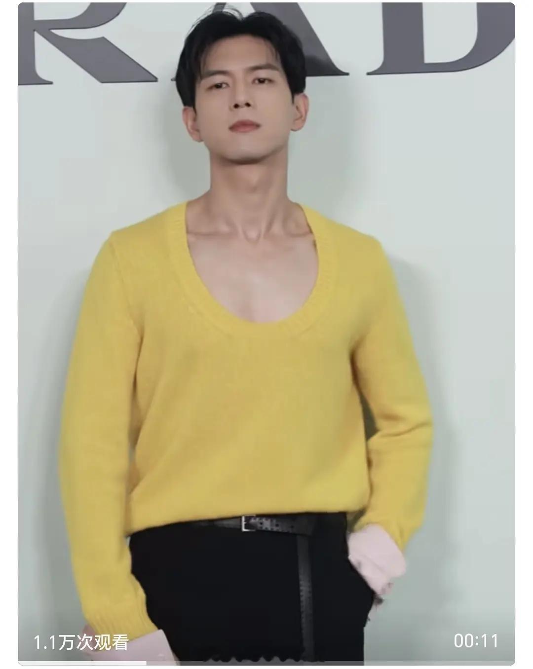 李现这个造型的还挺显身材的吧？身材怎么样？杨幂李现Prada造型
