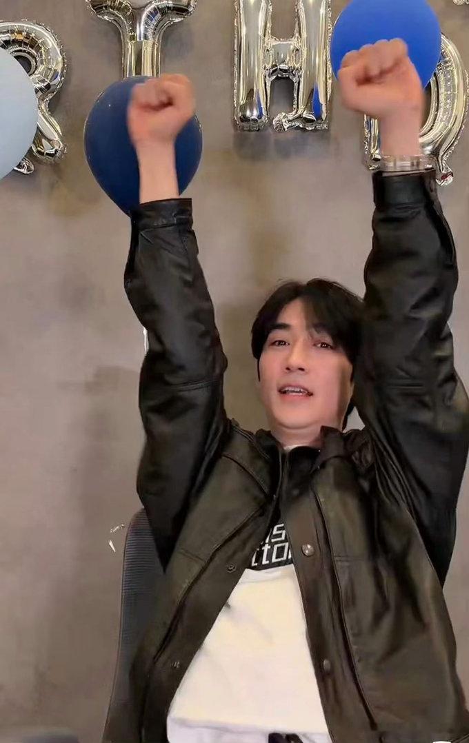 朱一龙直播紧张到腿抖谁懂他这都八九年了，面对粉丝直接交流还会紧张的纯粹！另一种形