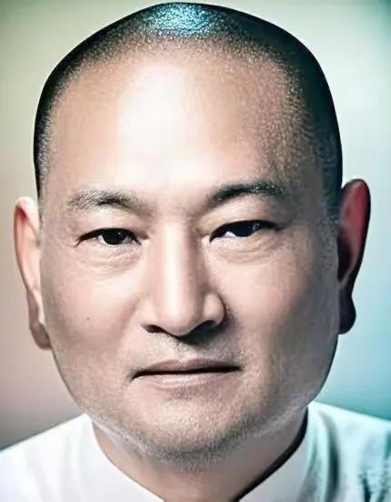 这位双耳垂肩一脸慈祥的中年人就是当年上海滩赫赫有名的“江北大亨”顾竹轩， 在青帮