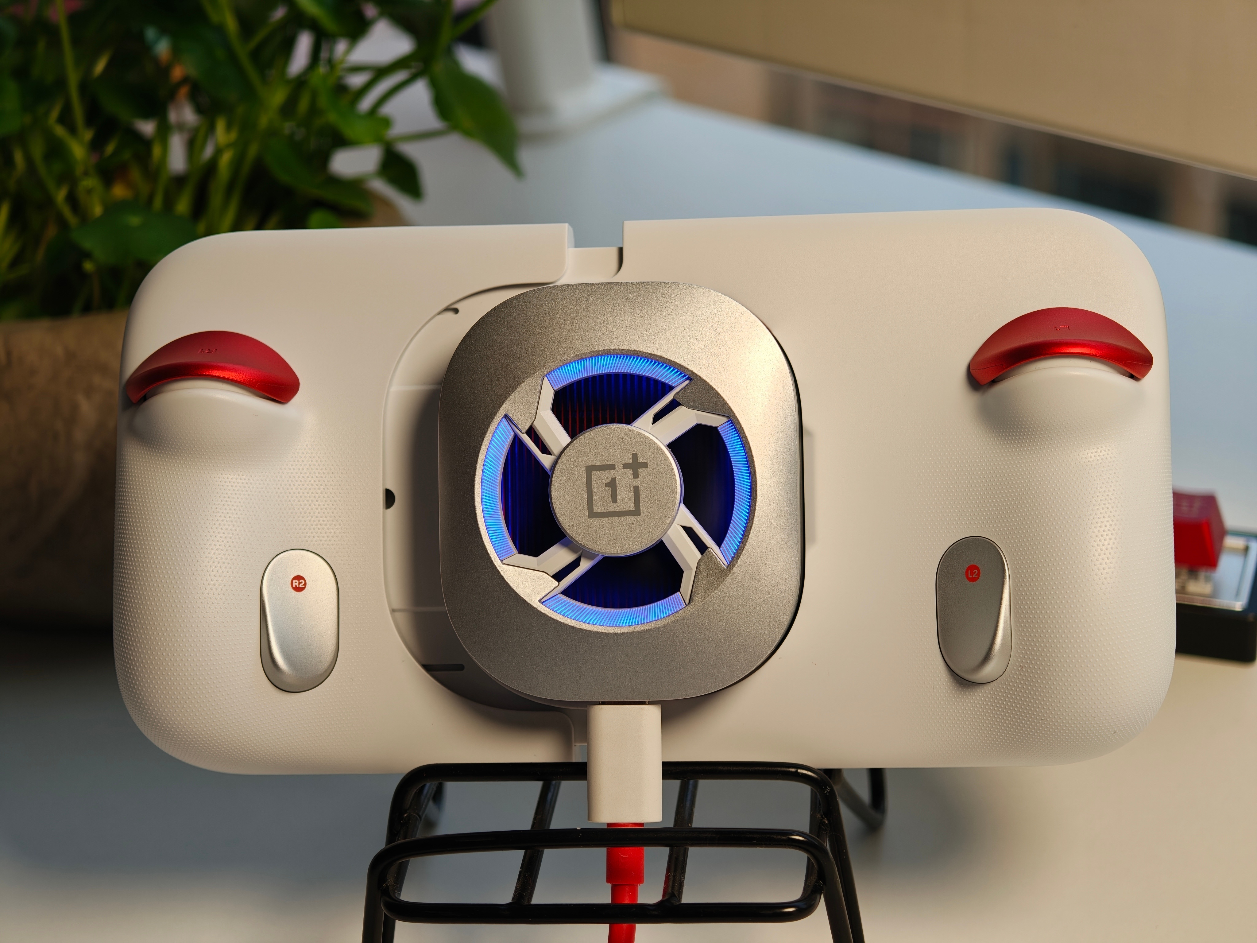 装上「枪神套装」的那一刻感觉自己像是开了挂一样，突然有点负罪感，手柄扳机直接开火