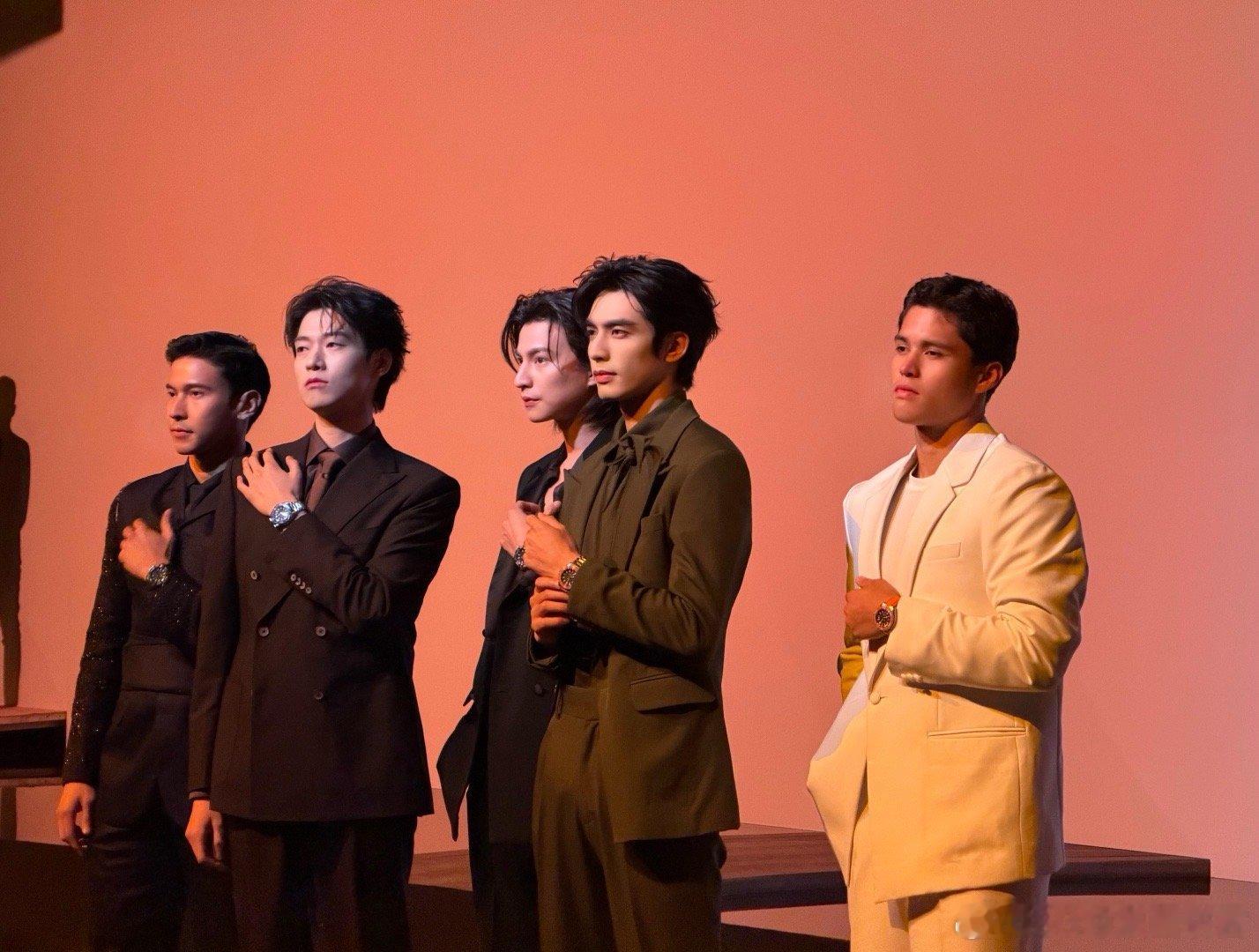 哥哥这块魏大勋略胜宋威龙一筹 魏大勋一出来，气场自动切换到“成熟男人”模式。宽肩