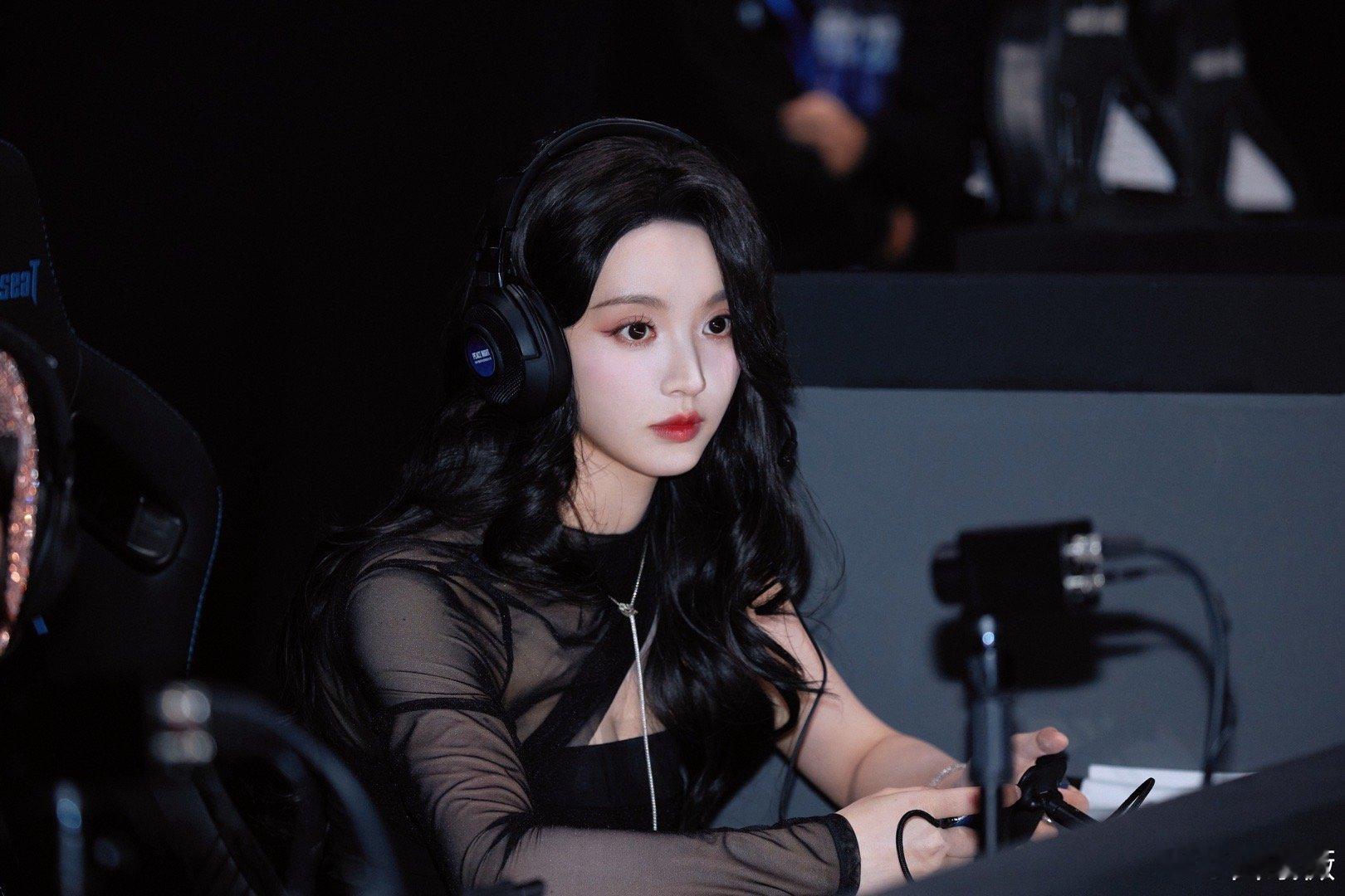 田曦薇无刘海大波浪黑裙红唇完全就是明艳大美人呀💄大屏上生live更是电竞女神本