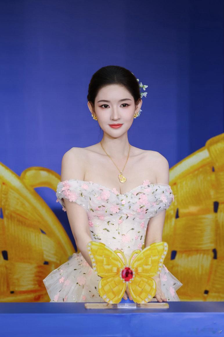 王玉雯一字肩花朵长裙王玉雯苏州活动状态 苏州的园林和古街很美，但王玉雯出现的时候