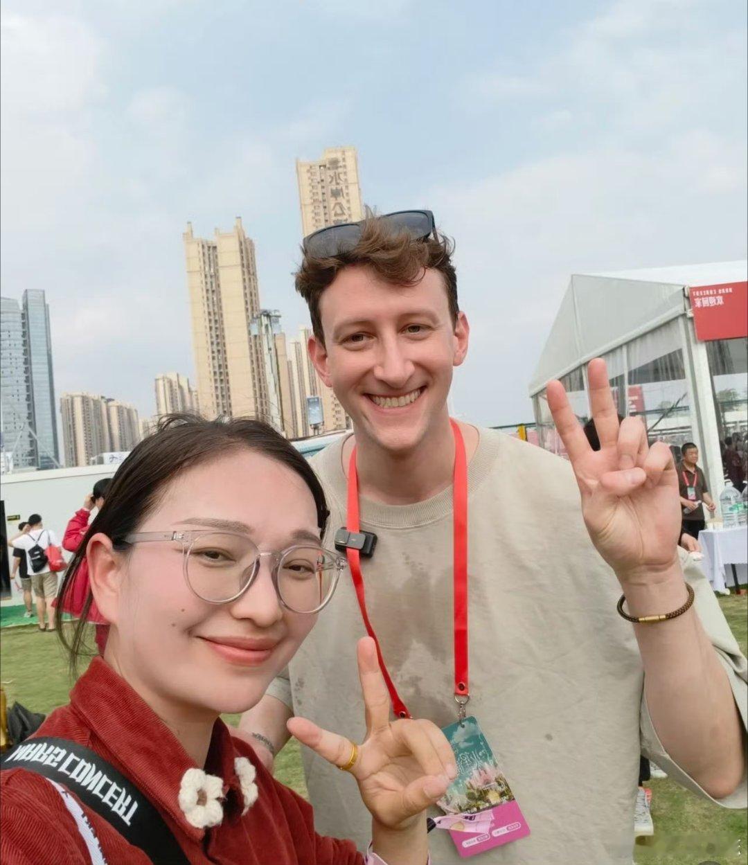 埃文凯尔也去看华晨宇演唱会了 埃文凯尔现身演唱会现场！高个子+墨镜造型超抢镜，看