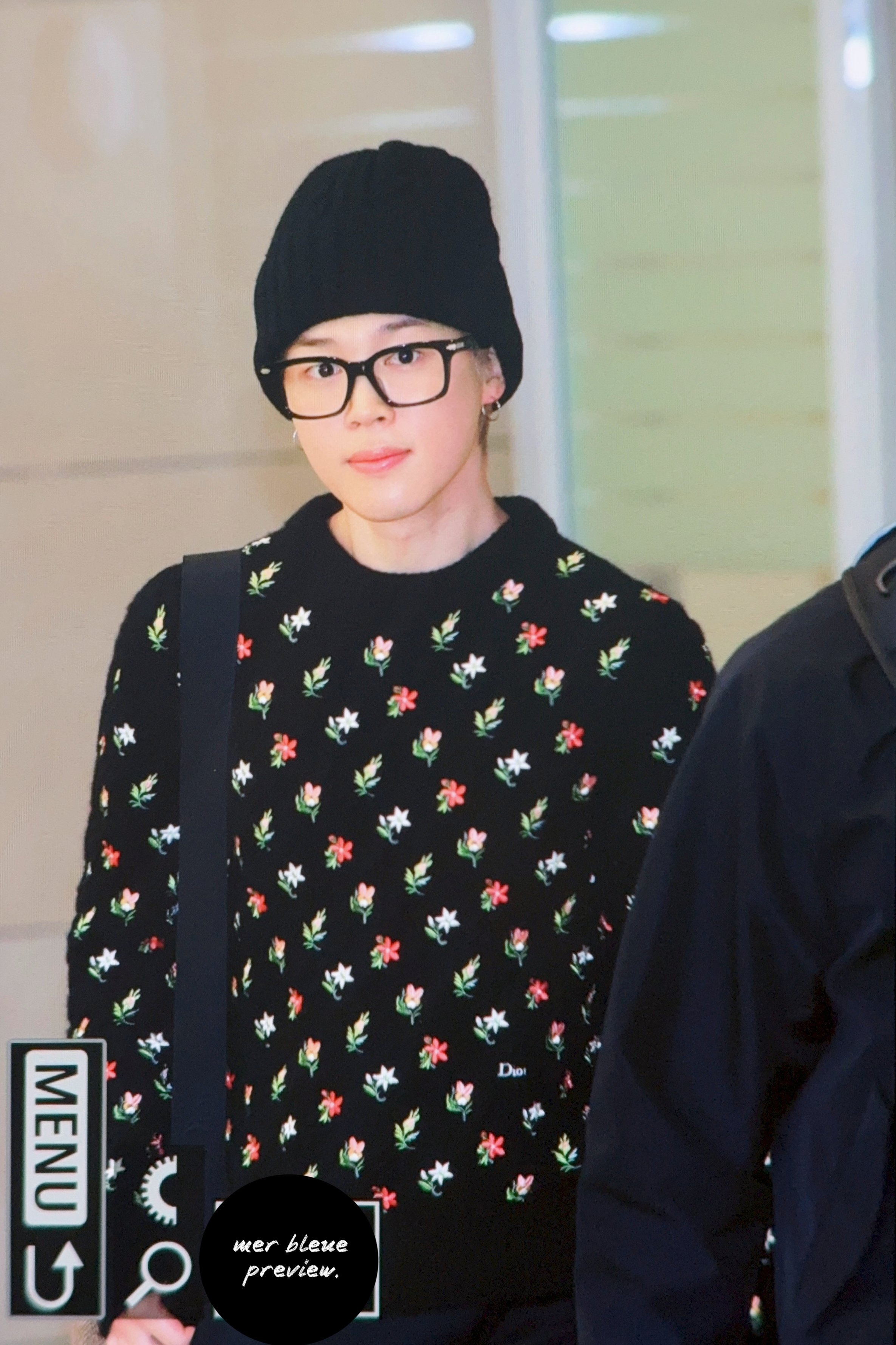 刷到这组朴智旻 Dior 秀后回国机场照，搭配黑框眼镜，好漂亮的小碎花针织衫，来