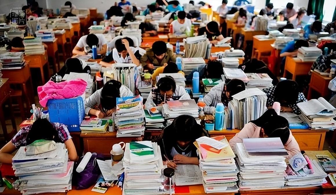 教育部严禁宣传炒作中高考状元、名校率、升学率。
当人们已经习惯了中高考的状元是一