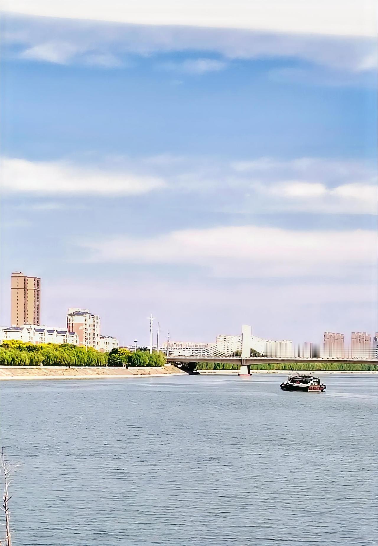 昨天下午去公园散步，看到沈丘沙颍河过船美景，拿起手机随手拍了张照片，记录日常生活
