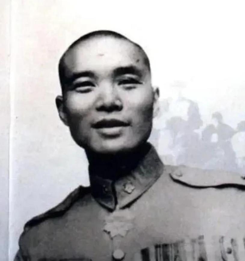 1958年，沈醉去天安门参加阅兵仪式，看见毛主席身边站着的女人，吓得他当场差点魂