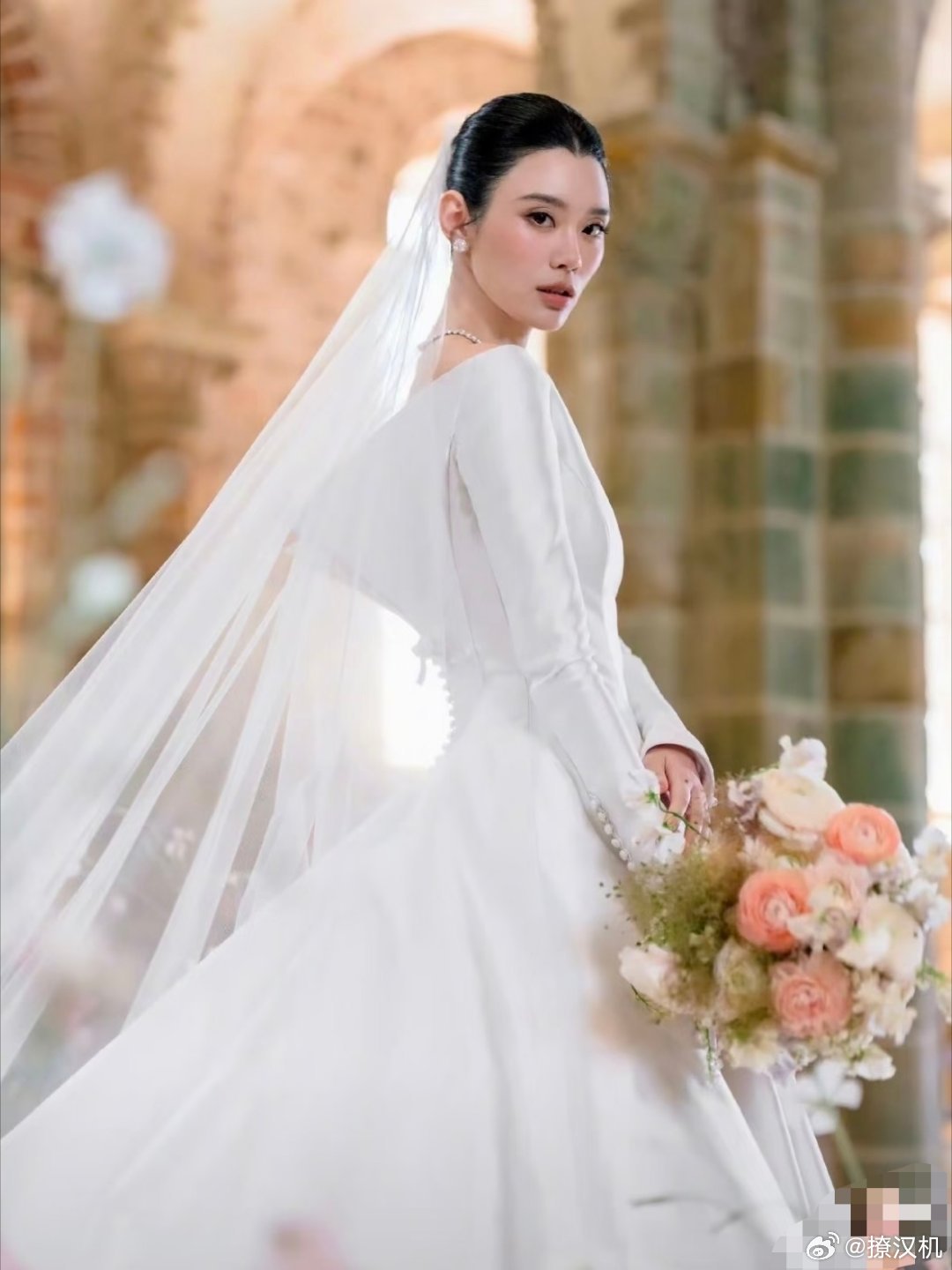 奚梦瑶晒照感谢婆婆离大谱，奚梦瑶何猷君婚礼场地费7800欧（6w人民币），珠宝也