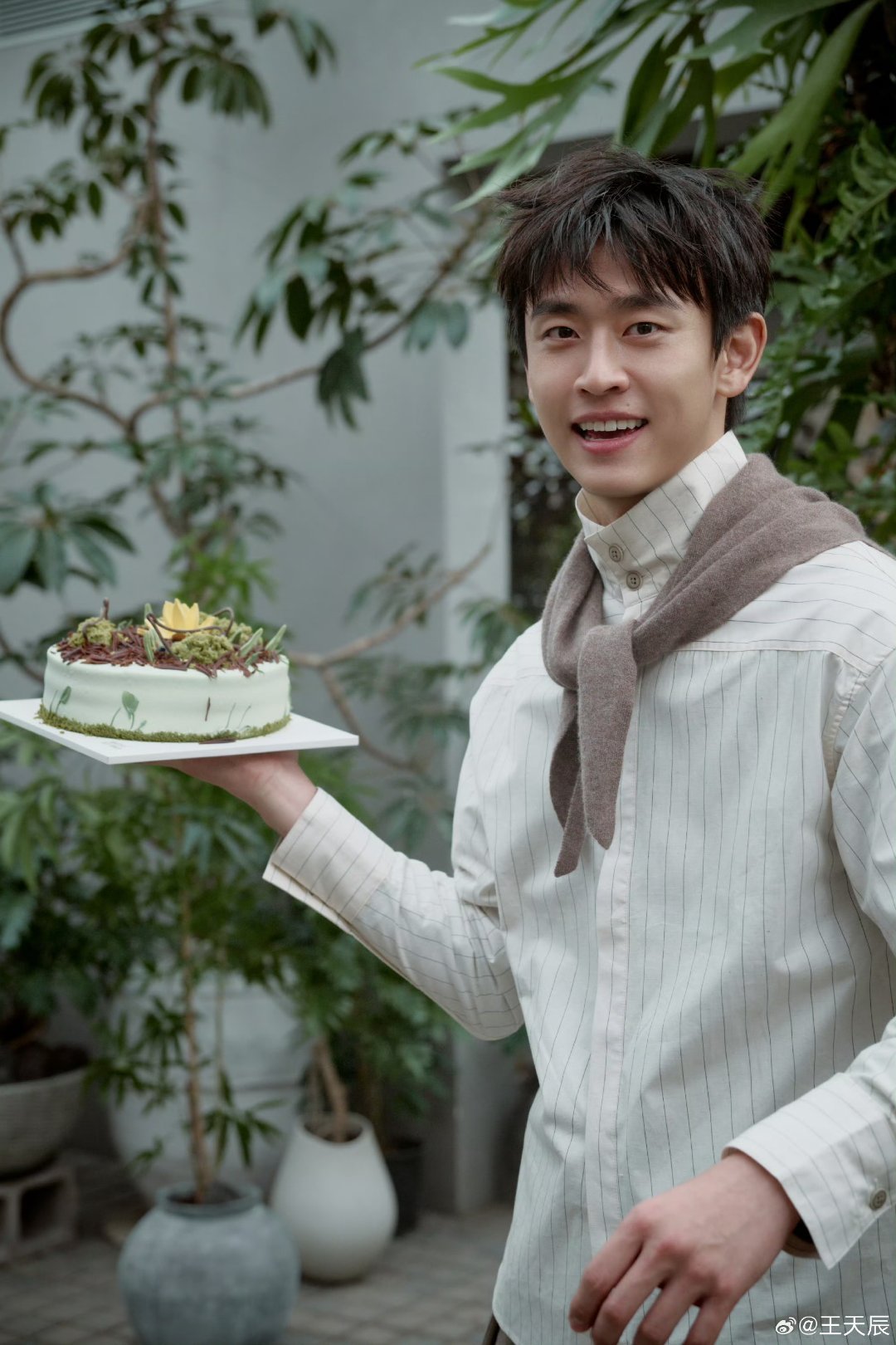 或许王天辰会成为《十日终焉》里，最有性张力，最有演技的演员。他现在和郭晓婷可受欢