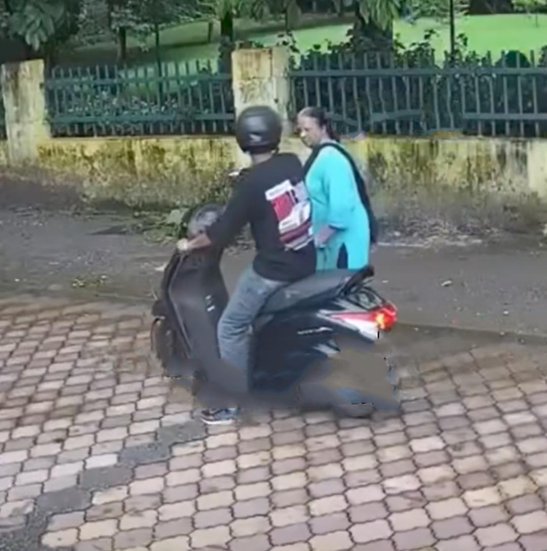 近日，在印度北阿坎德邦的一个富人区，一个年轻人骑踏板摩托车，假装问路，靠近一个老