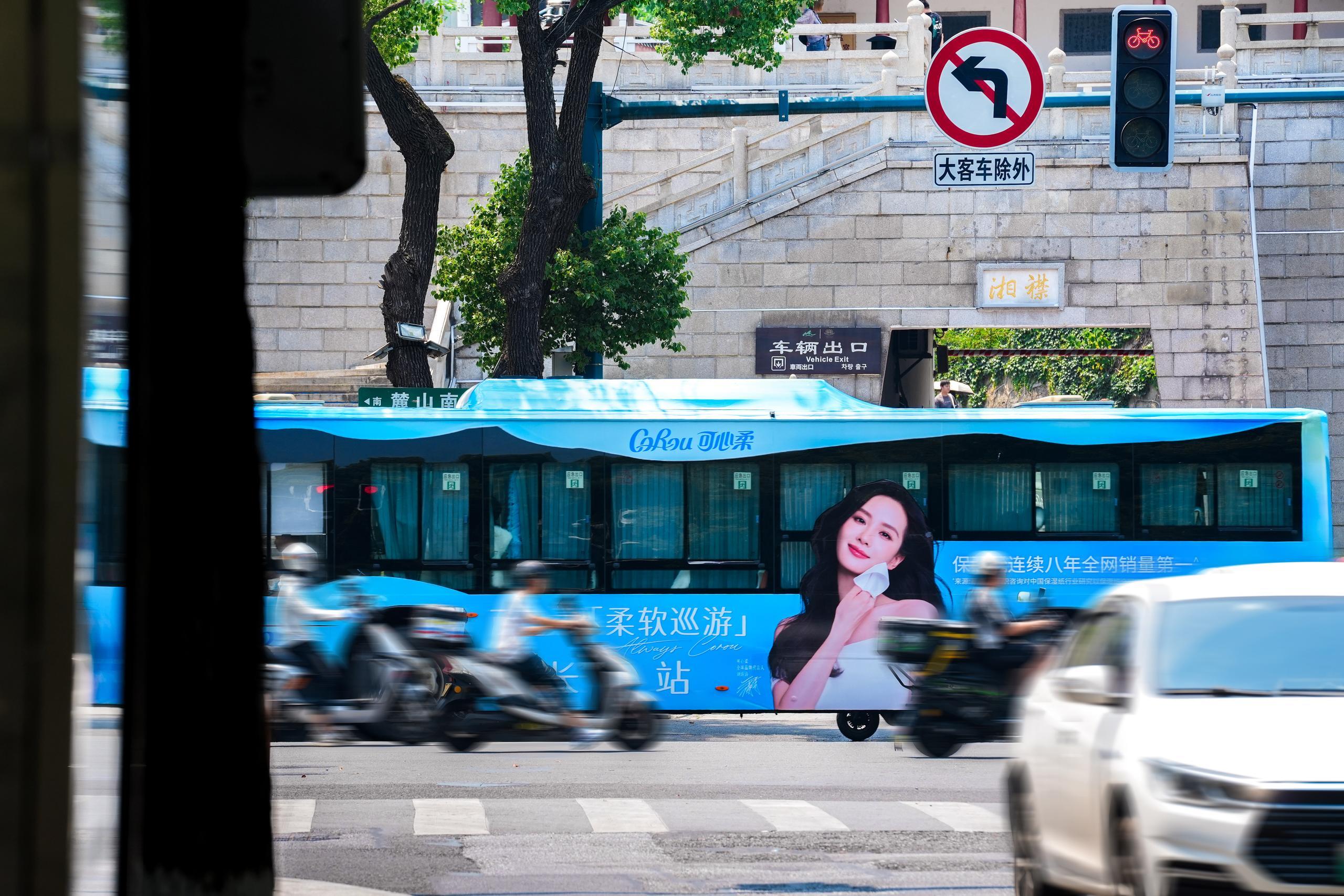 全长沙都在偶遇刘诗诗 救命！长沙这是被刘诗诗承包了吗？街头巷尾全是偶遇刘诗诗的路