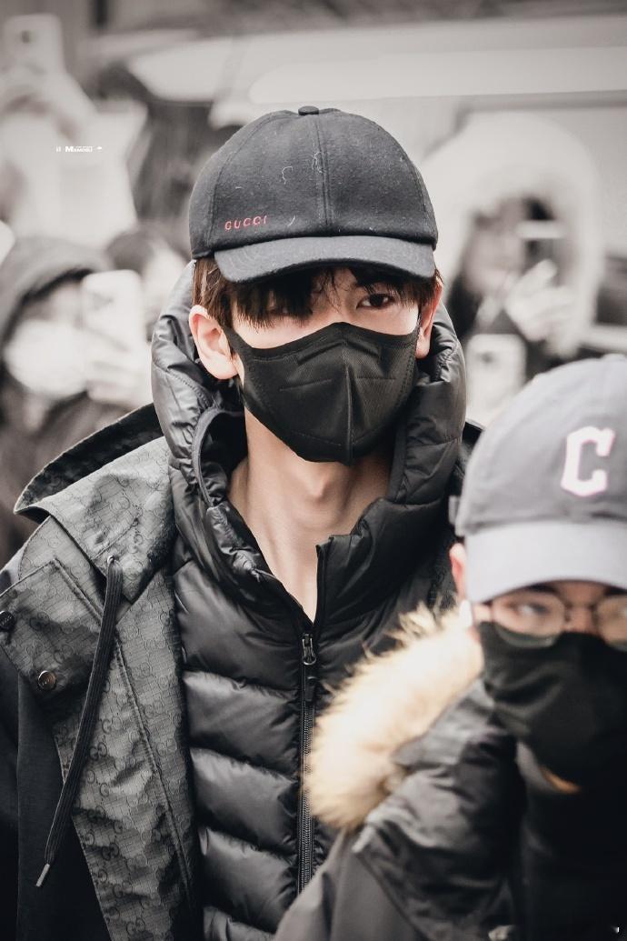 张凌赫左手咖啡右手相机张凌赫再困也要拿相机 张凌赫左手咖啡右手相机，谁懂今日份张