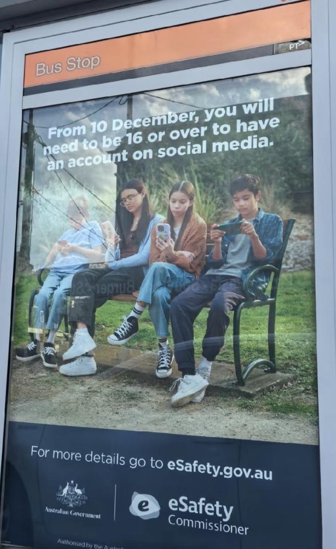 他们釆取行动了，
防青少年沉迷于网络。
这是在澳大利亚，
在公交站，随处可见如下