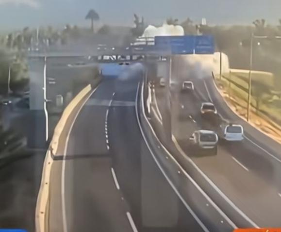 很难想象，当时的司机们有多绝望！

近日，在智利圣地亚哥一条高速上，一辆液化石油