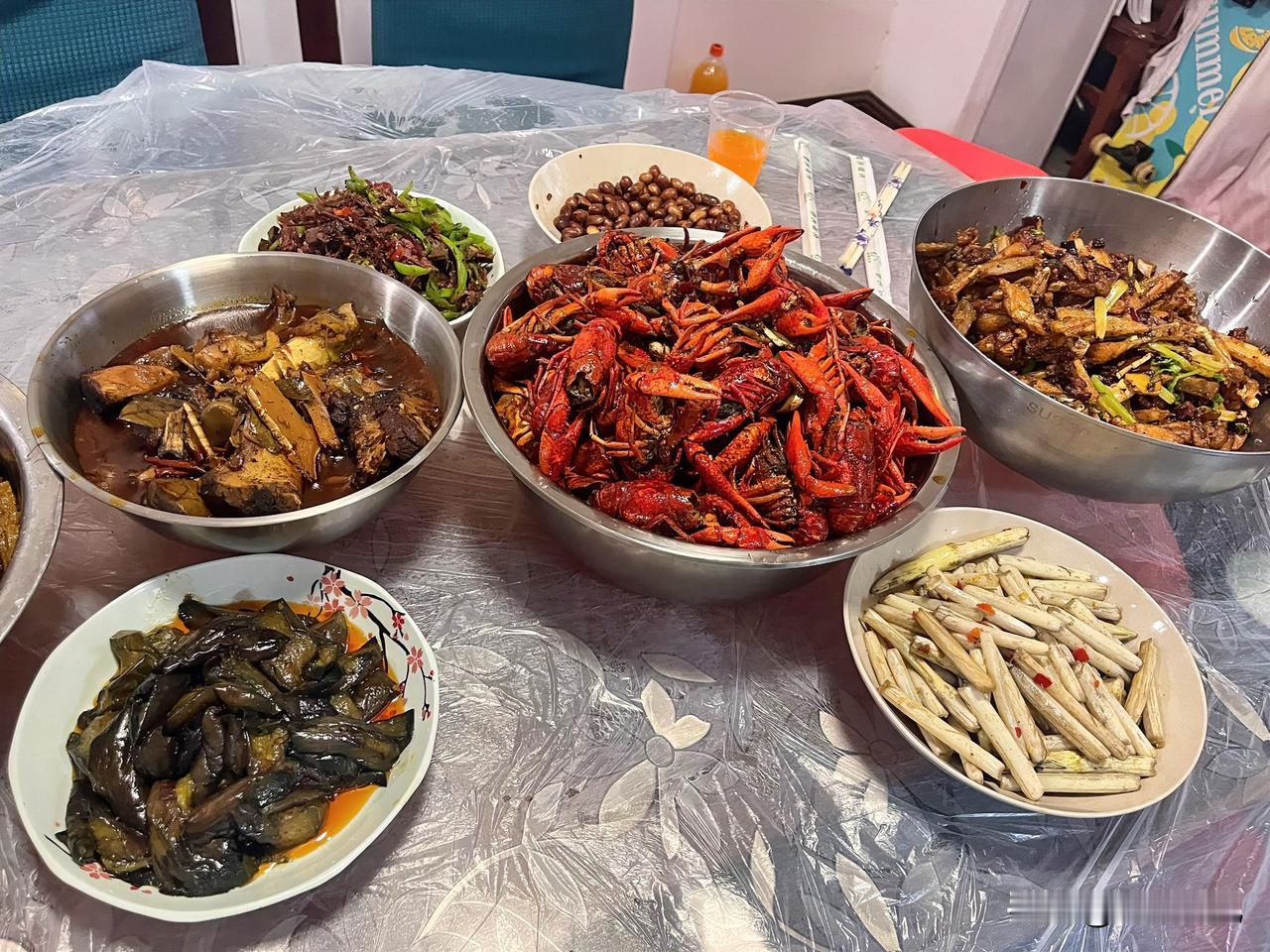 今天家里聚餐，一桌子菜看得我直咽口水！中间这盆油焖小龙虾直接镇住全场，红油锃亮，