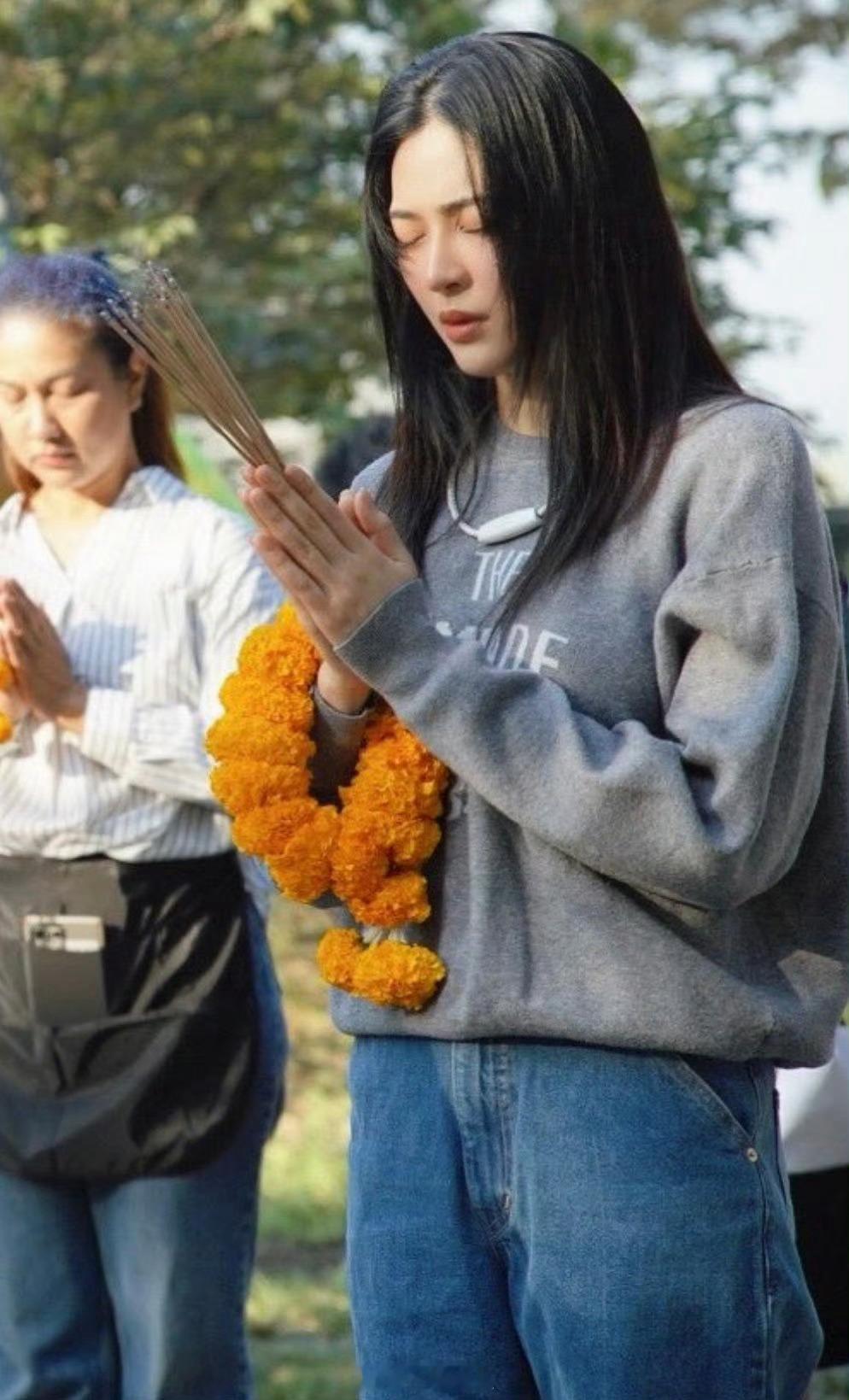 邝玲玲新剧开机照 邝玲玲新剧《绘梦婚礼》今日正式开机，期待新角色Ran律